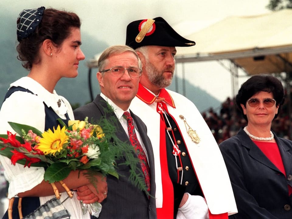 Die Bundesräte Blocher und Dreifuss mit offiziellen Personen