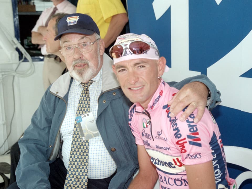 Charly Gaul posiert im Jahr 2000 mit dem inzwischen ebenfalls verstorbenen Marco Pantani für ein Foto.