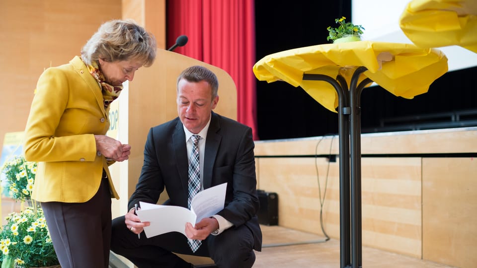 Bundesrätin Eveline Widmer-Schlumpf (linke Seite) und Parteipräsident Martin Landolt ein Dokument studierend