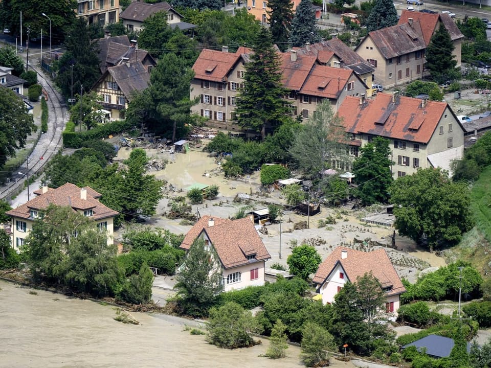 Luftaufnahme einer überschwemmten Wohngegend.