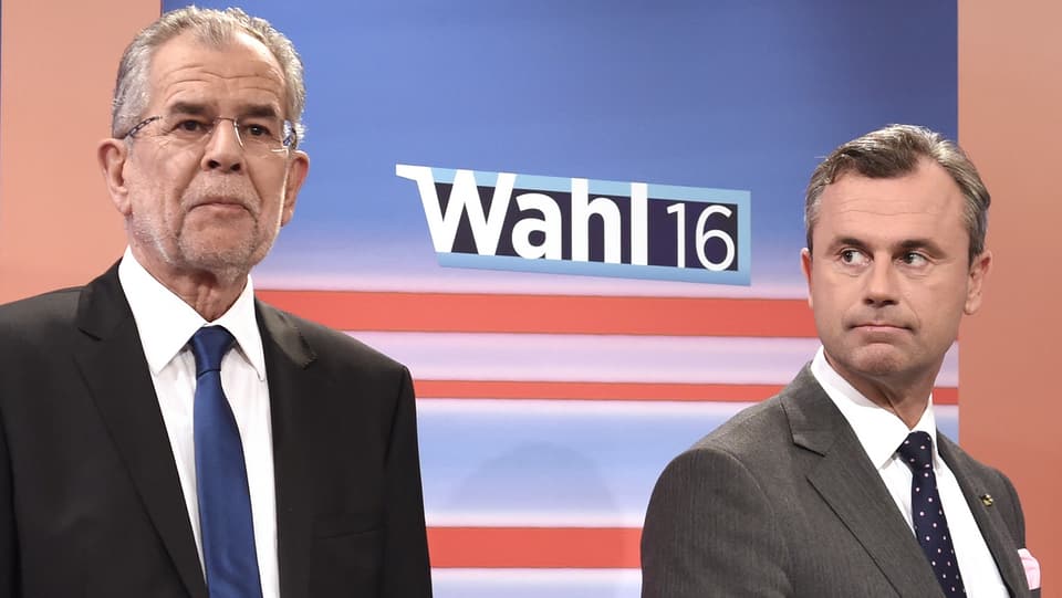 Alexander Van der Bellen (links) und Norbert Hofer (rechts) vor dem Logo «Wahl 16».