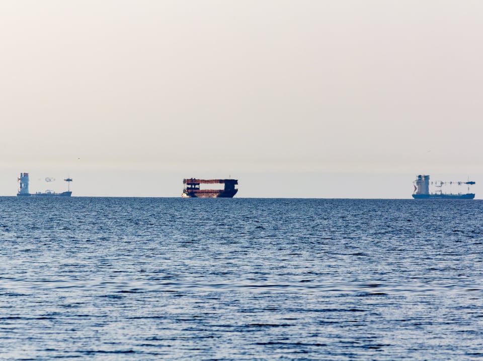 Ein Schiff auf dem Meer.