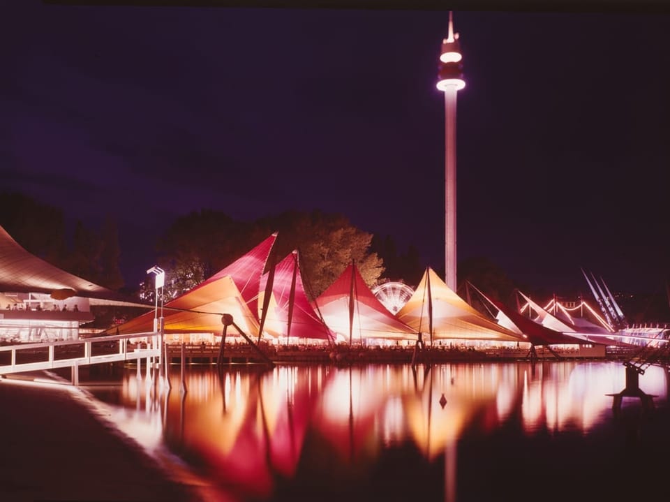 Lichter reflektieren im Wasser bei Nacht.