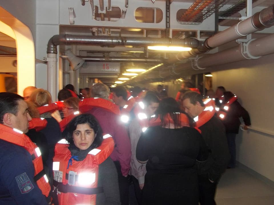 Menschen in der Costa Concordia in Rettungswesten.