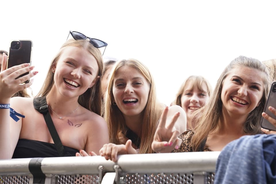 Das Publikum vor der Bühne am Festival in Degen.