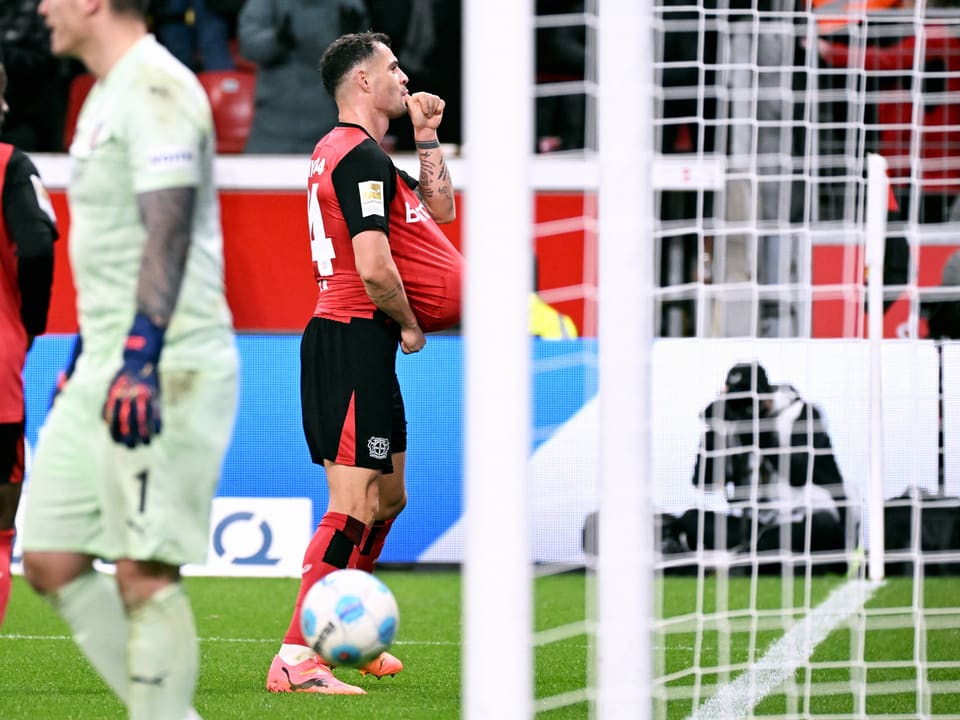 Fussballspieler jubelt nach Tor auf dem Spielfeld.