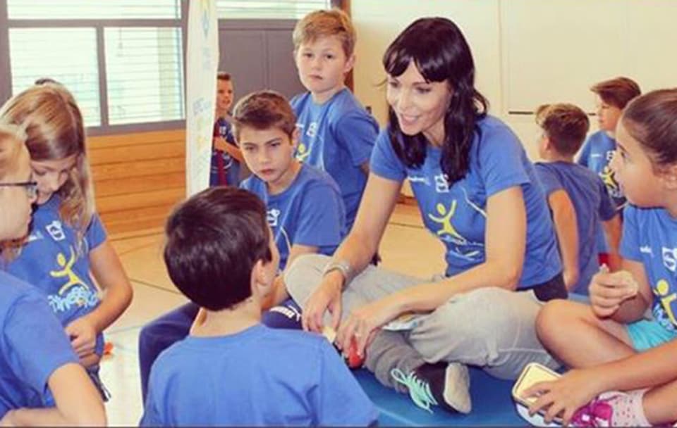 Anita mit Kindern beim Sport