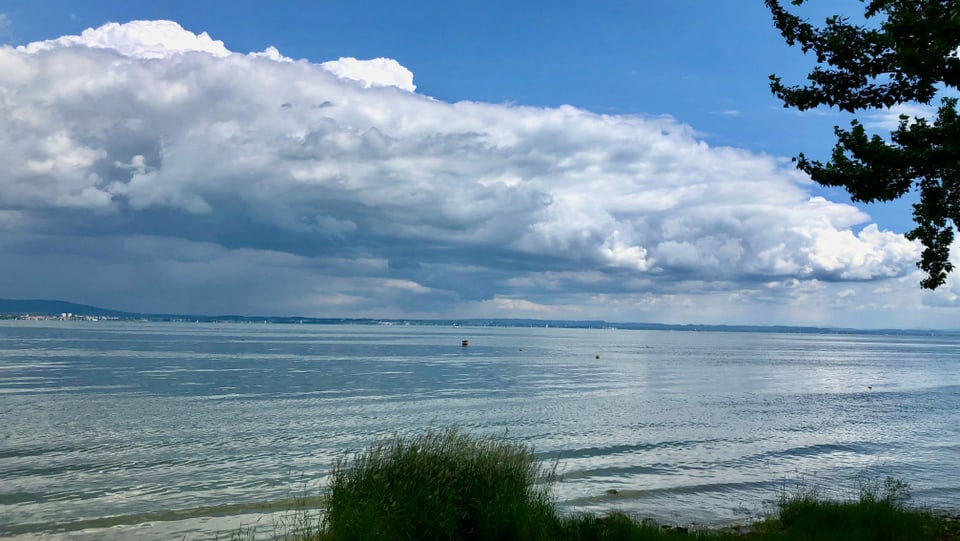 Blick von Güttingen nach Norden über den Bodensee und die aufziehenden Quellwolken der Höhenkaltluft.