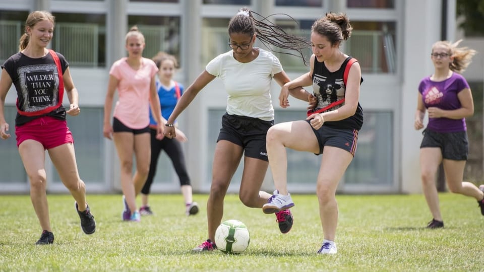 Junge Frauen beim Fussballspielen: