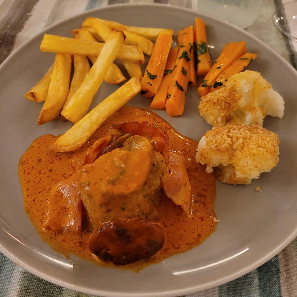 Kalbvoressen mit Pilze und Pommes frites.