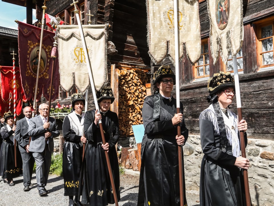 Tiefschwarze, hochgeschlossene Gewänder und topfartige Hüte zeichnen diese Tracht aus. 