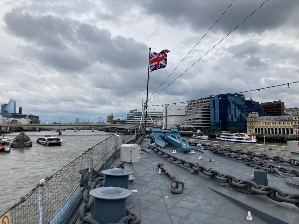 Schiff mit britischer Flagge auf der Themse in London.