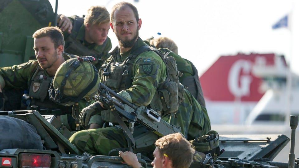 Schwedische Soldaten auf einem Fahrzeug.