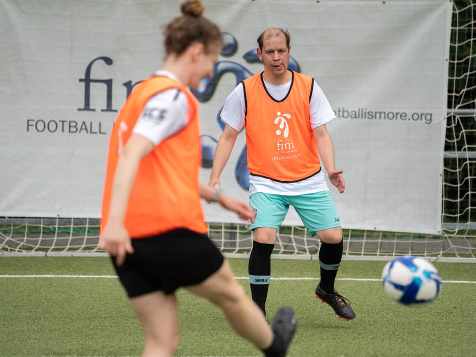 Ein Spieler schiesst den Ball aufs Goal.