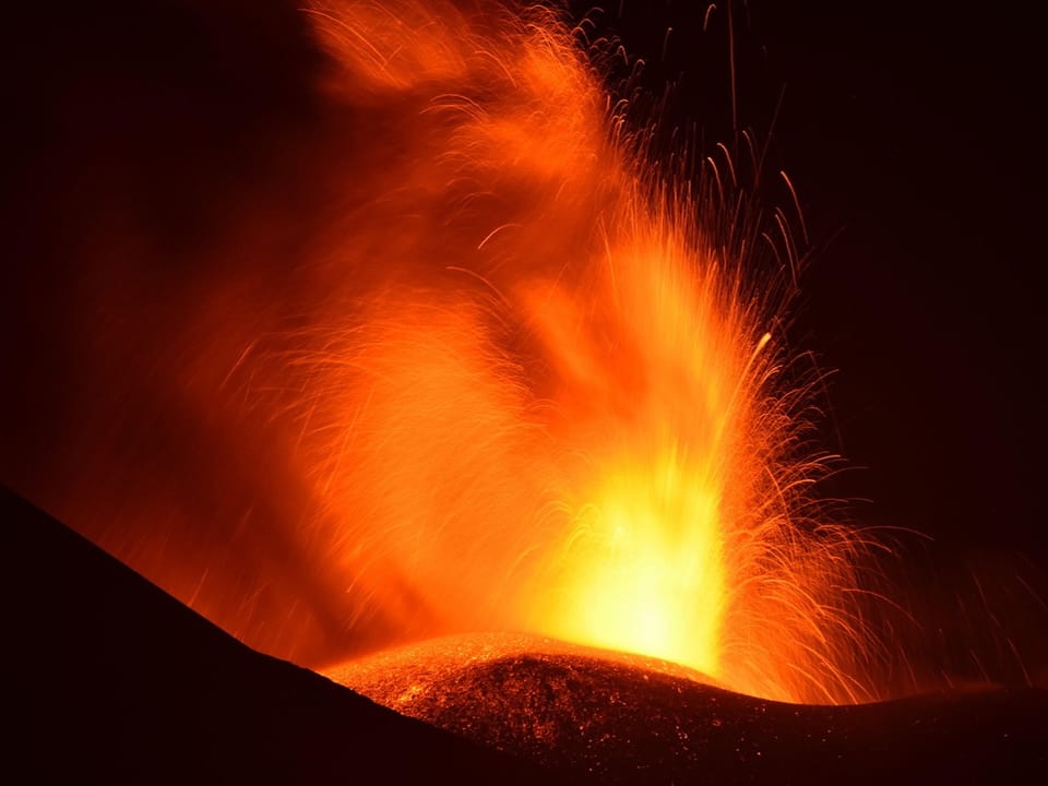 Eruption eines Vulkans von Nahem.