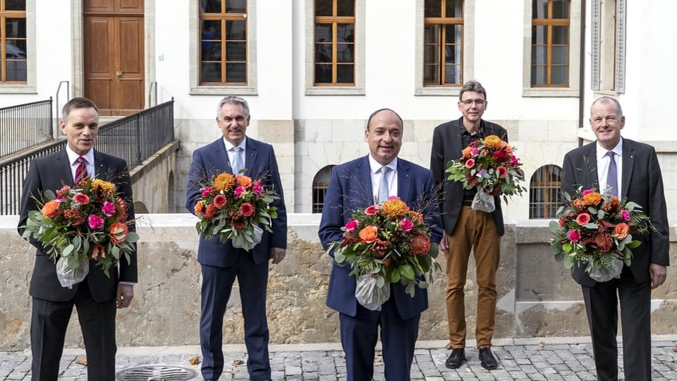 Männer mit Blumenstrauss