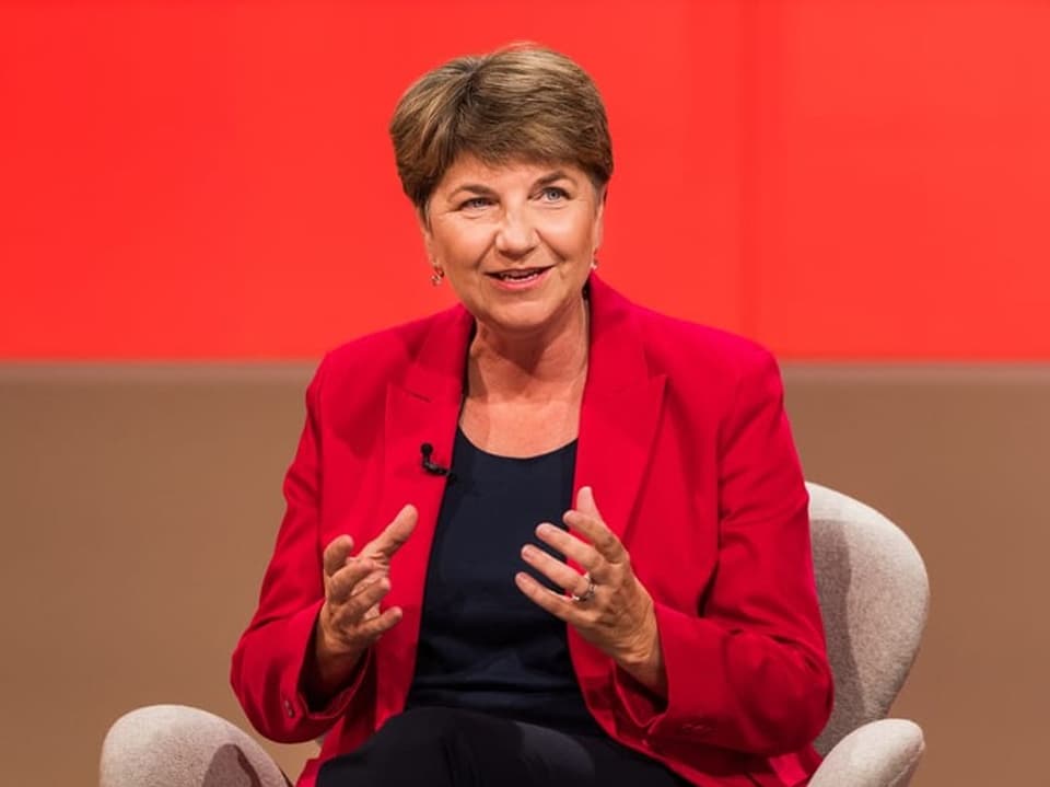 Bundesrätin Viola Amherd sitzt in einem SRF-Studio