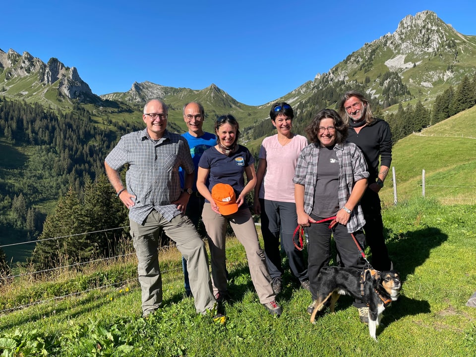 Marcel Hähni, Outdoor-Reporter von Radio SRF 1 (ganz links) mit der kleinen Wandergruppe, welche sich für die Wanderung von der Alp Morgeten zum Gurnigelpass angemeldet hatte.