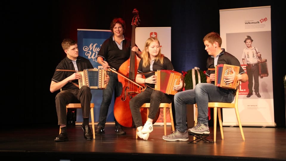 Formation von jungen Musiktalenten spielt auf der Bühne.