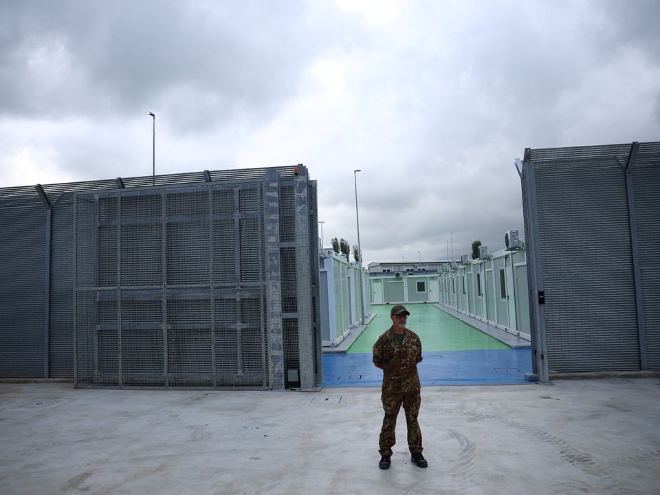 Soldat vor Eingang zu Containergebäuden.