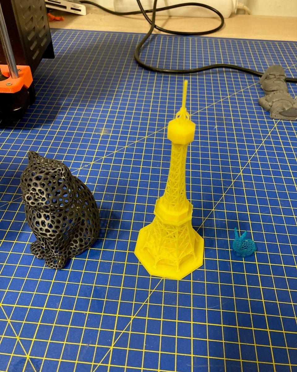 Drei farbige Skulpturen aus dem 3D-Drucker: Eine Katze, ein Fernsehturm ein kleiner Hase.