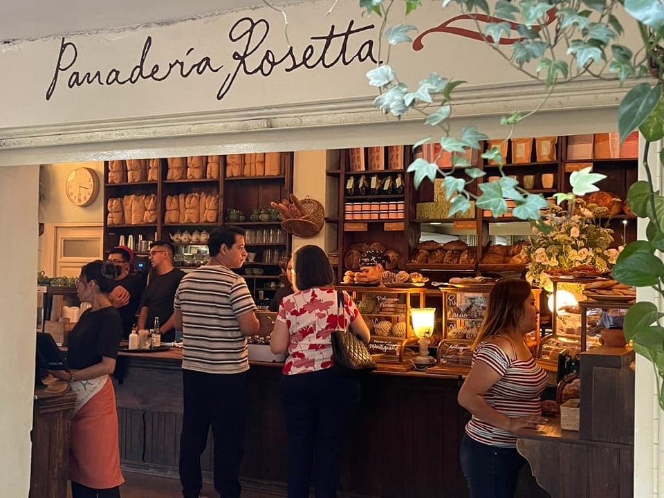 Kunden in einer Bäckerei namens Panadería Rosetta.