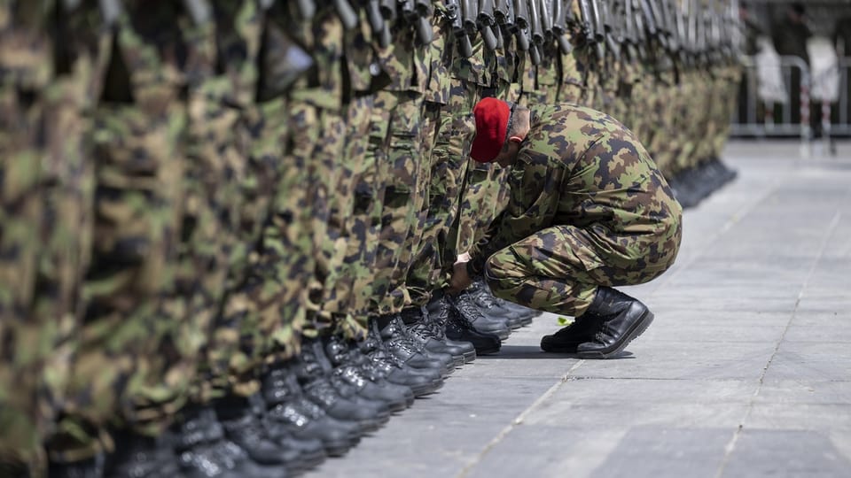 Ein Soldat richtet die die Kollegen, die in Reih und Glied stehen