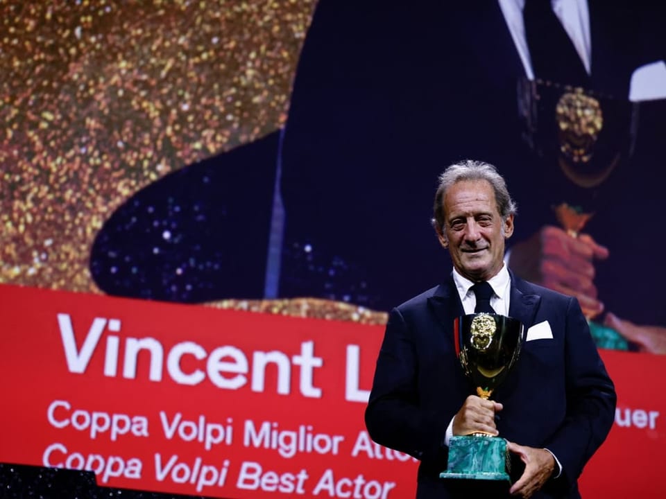 Vincent Lindon hält Coppa Volpi Best Actor Award auf Bühne.