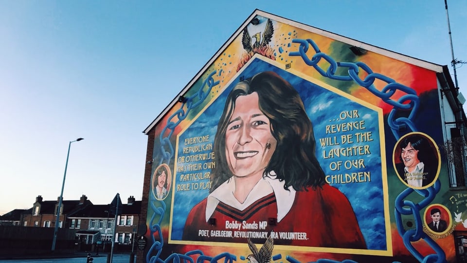 buntes Wandbild von Bobby Sand in Belfast