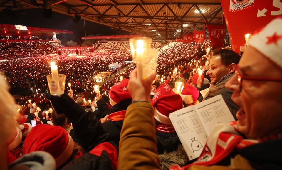 Fans von Union singen.