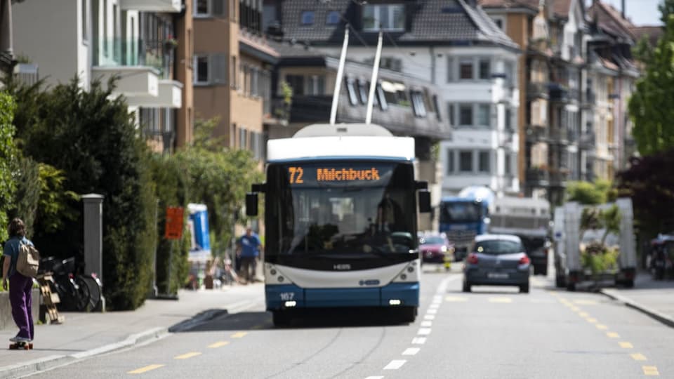 Ein Bus der VBZ auf der Strasse.