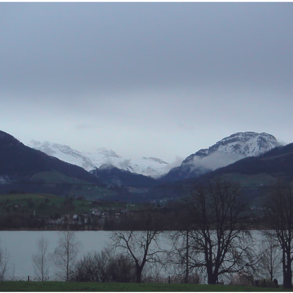 Ein grauer Wolkendeckel hängt über den Bergen, man sieht kaum in die Ferne.