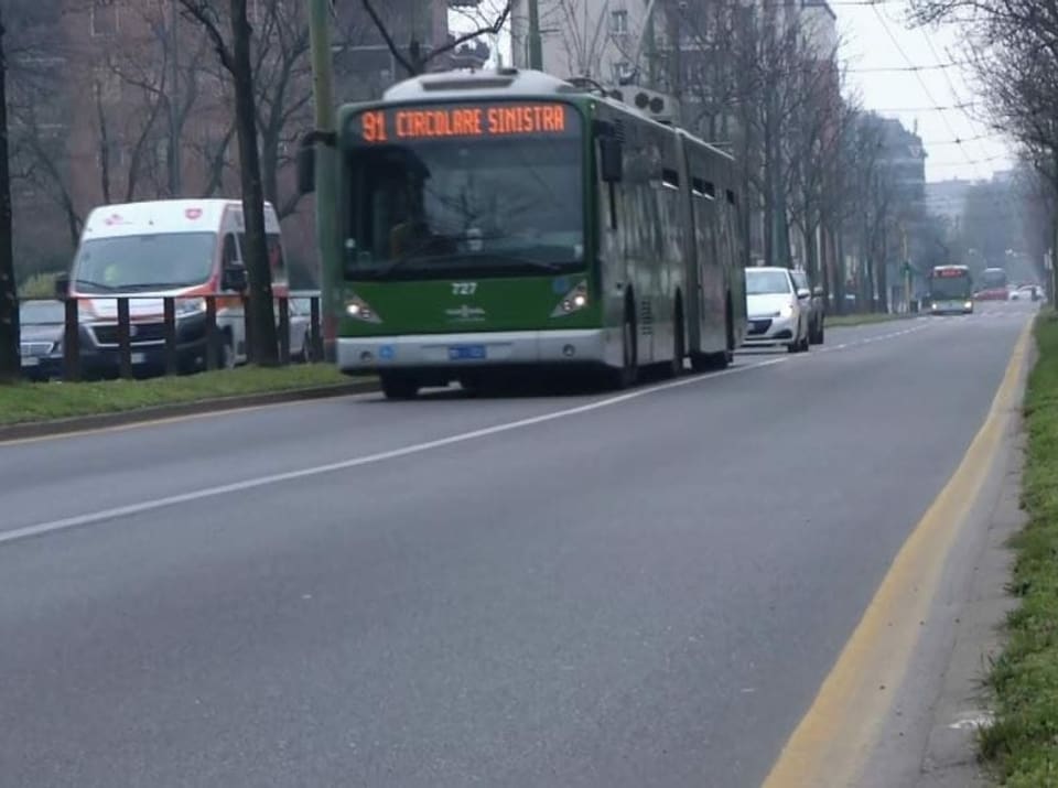 Bus fährt auf einer Strasse.