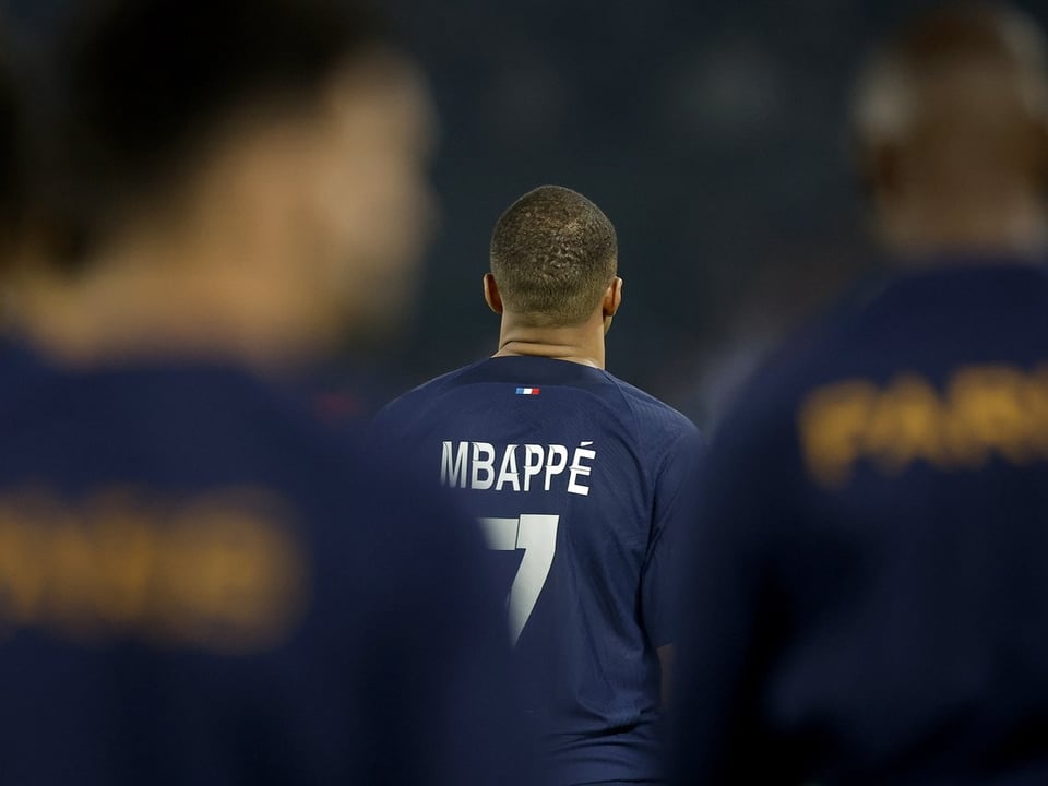 Rückansicht eines Fussballspielers mit dem Trikot 'Mbappé 7'.