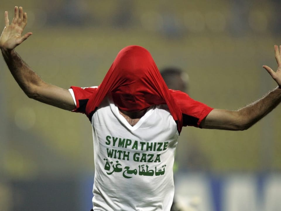 Abu Traika feiert sein Goal beim Afrika-Cup. Unter seinem Trikot befindet sich die Botschaft «Sympathize with Gaza». 