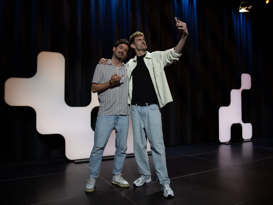 Komiker Milan Milanski und Moderator Dario Cantieni machen ein Selfie auf der Bühne am «SRF 3 Comedy-Zmorge» im Mai.