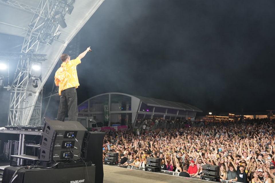 Musiker auf der Bühne vor jubelndem Publikum am Open Air Lumnezia 2024.