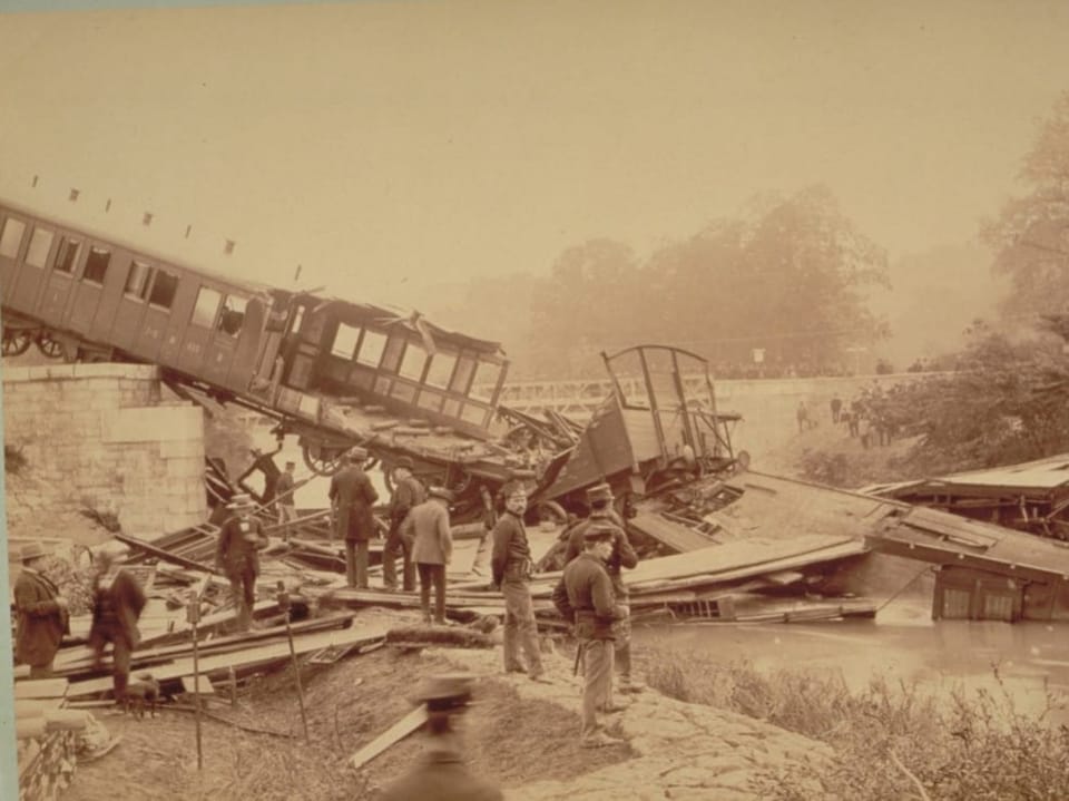 Historisches Bild der eingestürzten Brücke.