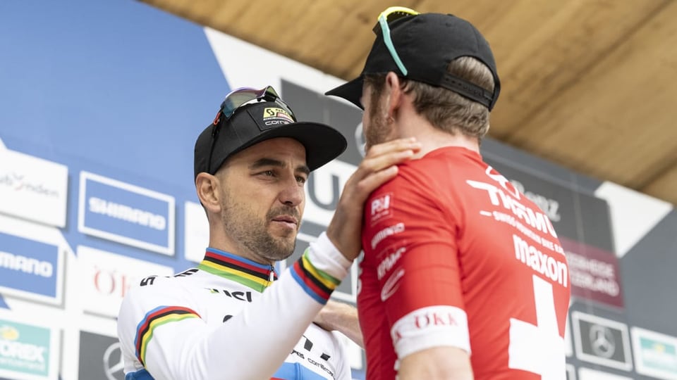 purtret da Schurter e Flückiger che discurran in cun l'auter ed han mintgamai in maun sin la spatla da l'auter.