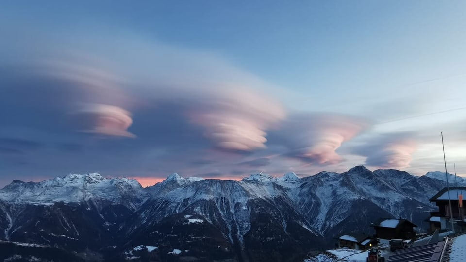 Berglandschaft mit lenticularen Wolken bei Sonnenuntergang.