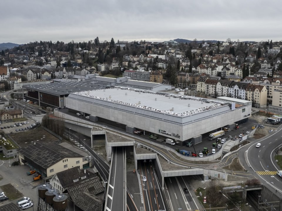 Olma-Halle mit Autobahntunnel unten durch