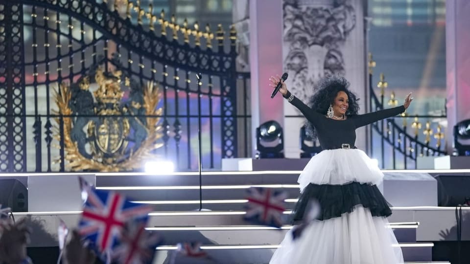 Diana Ross auf der Bühne vor dem Buckingham Palace