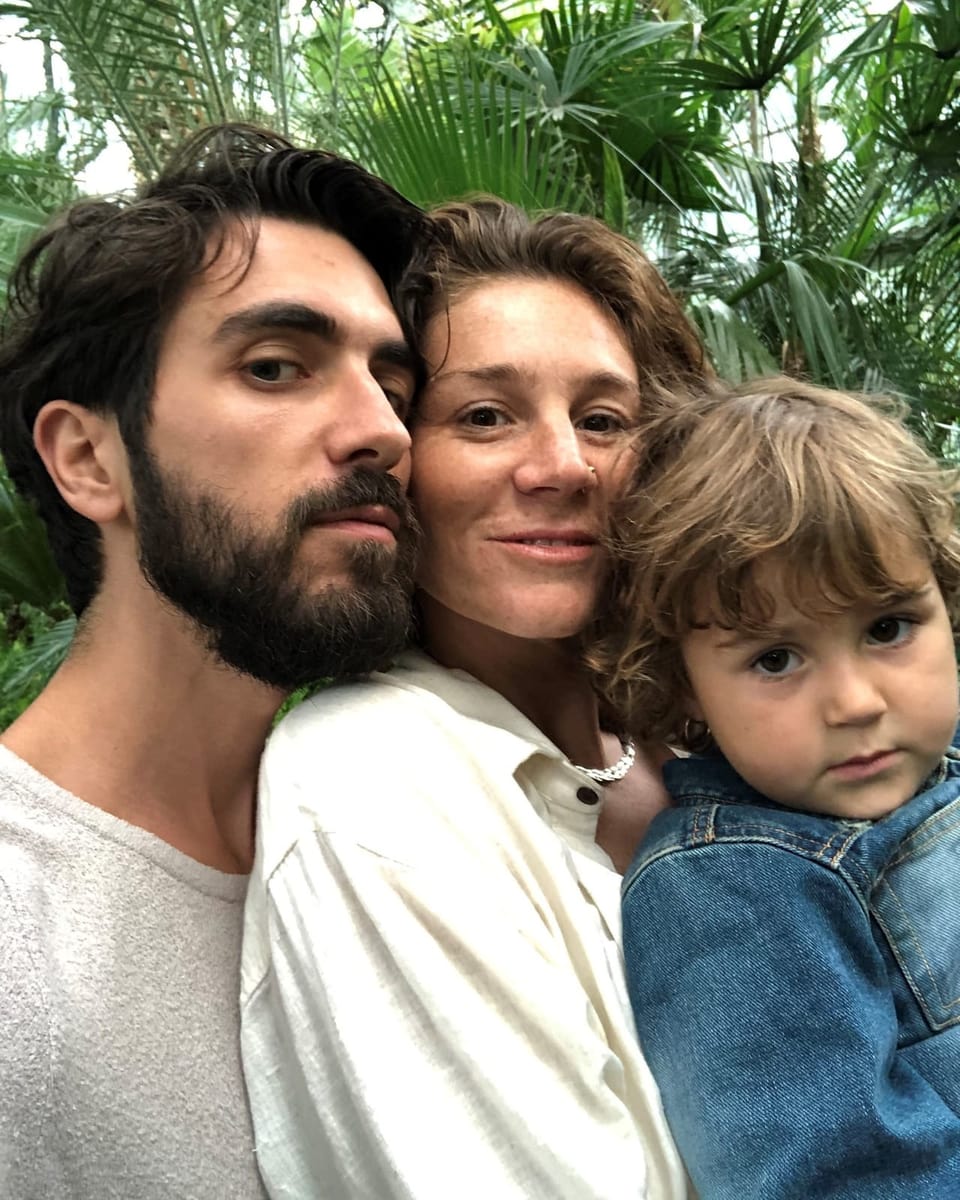 Teo Gheorghiu, seine Partnerin Melanie und seine Tochter Gioia posieren für ein Familien-Selfie.