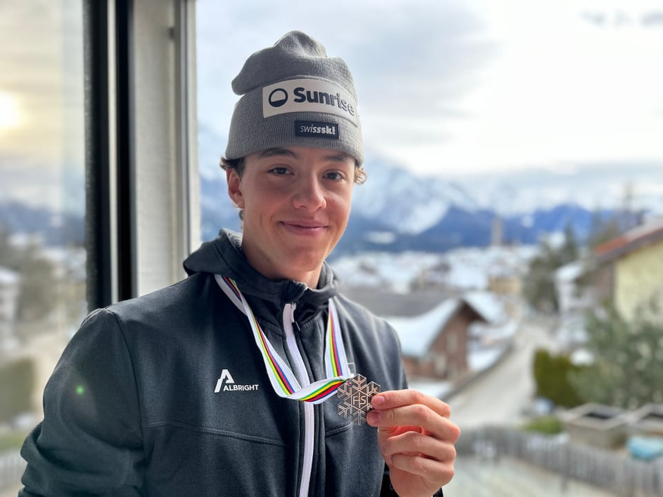 Isai Näff mit seiner Silbermedaille