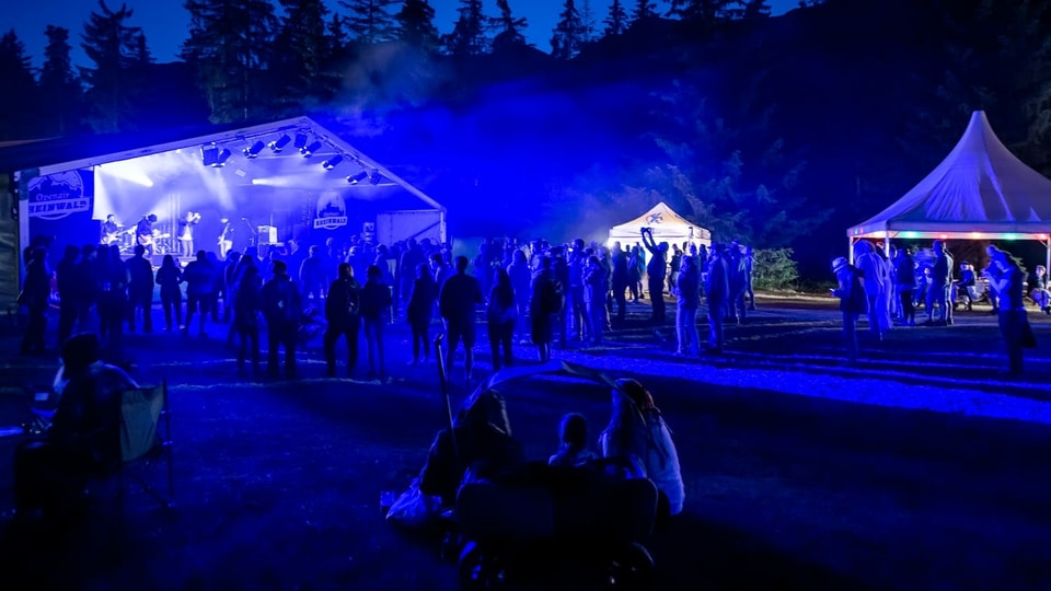 Dada Ante Portas aus Luzern sind wahre Profis. In der Dämmerung spielen sie auf einer Bühne mit einem Panorama wie es das so nur am Rheinwald Open Air gibt.