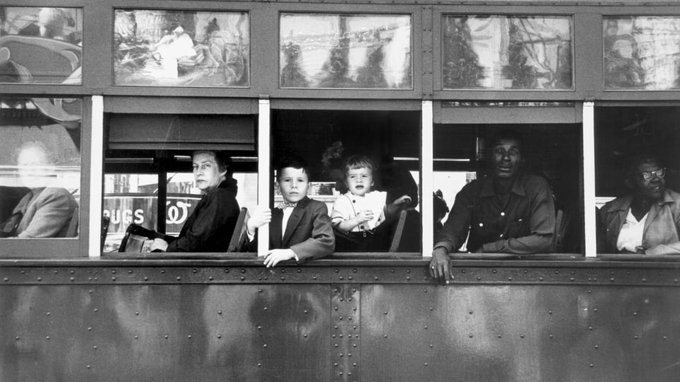 Menschen in Strassenbahn, historische Aufnahme.