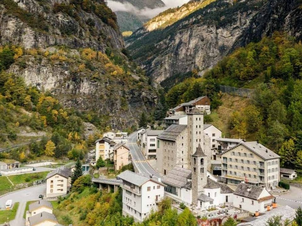 Die Häuser des Dorfes Gondo entlang der Simplonpassstrasse.