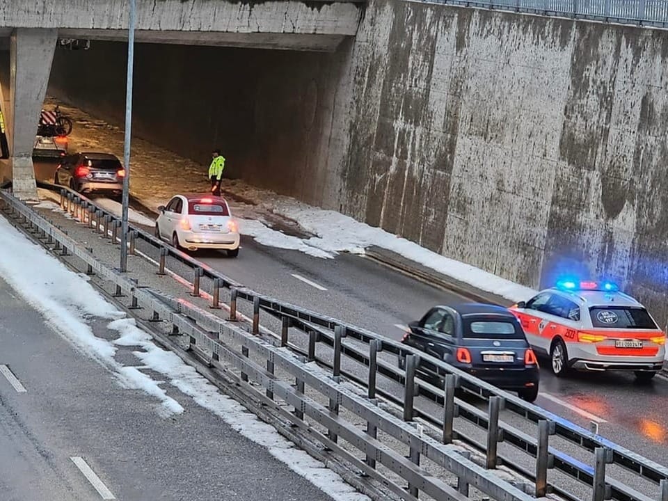 Autobahnunterführung mit Polizeieinsatz.