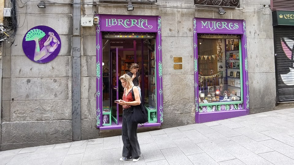 Der Eingang zur feministischen Buchhandlung «Librería Mujeres» im Zentrum von Madrid.