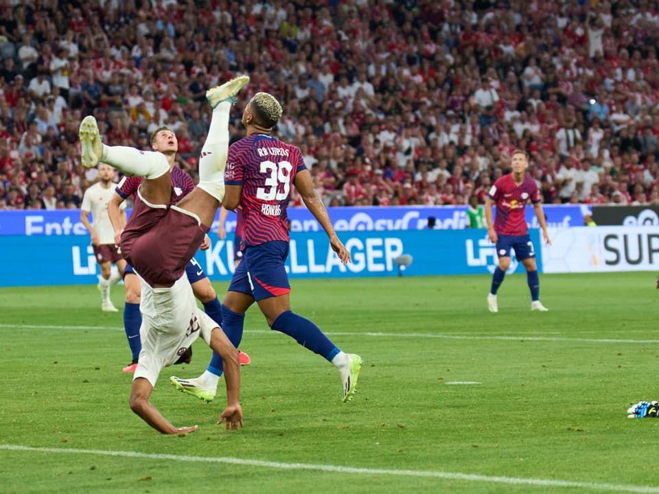 Serge Gnabry fällt akrobatisch um und landet auf dem Kopf.